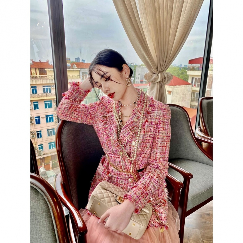 Cẩm Đan trở nên sang chảnh và dấn thân vào con đường hàng hiệu sau khi hẹn hò với chồng cũ Lệ Quyên. Ảnh internet Cẩm Đan trở nên sang chảnh và dấn thân vào con đường hàng hiệu sau khi hẹn hò với chồng cũ Lệ Quyên. Ảnh internet