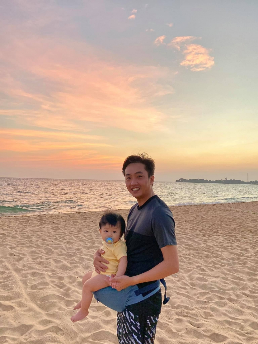 Cường đô la cười tươi rói trong chuyến du lịch với vợ và con gái. Ảnh FBNV Cường đô la cười tươi rói trong chuyến du lịch với vợ và con gái. Ảnh FBNV