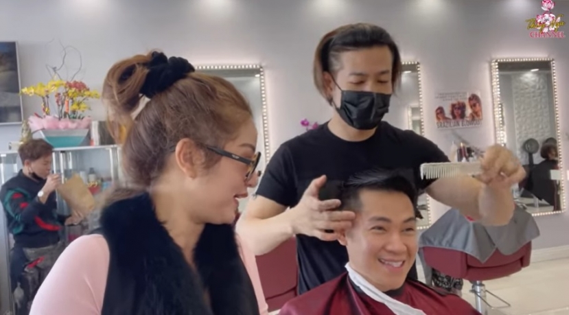 Phùng Ngọc Huy cười tươi rói khi bị đàn chị bắt gặp đang đi tút tát nhan sắc. Ảnh cắt từ clip Phùng Ngọc Huy cười tươi rói khi bị đàn chị bắt gặp đang đi tút tát nhan sắc. Ảnh cắt từ clip