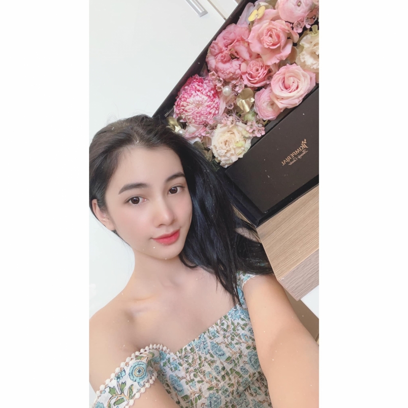 Cẩm Đan - bạn gái tin đồn của chồng cũ Lệ Quyên dần bỏ mác hình ảnh gái ngoan để nổi loạn. Ảnh FBNV Cẩm Đan - bạn gái tin đồn của chồng cũ Lệ Quyên dần bỏ mác hình ảnh gái ngoan để nổi loạn. Ảnh FBNV