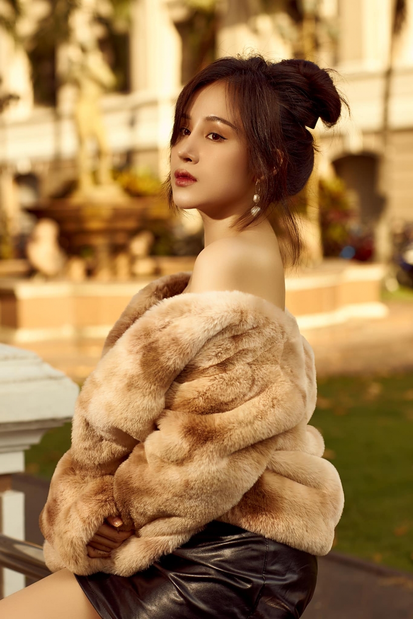 Hậu bị chê hết thời, Bà Tưng Huyền Anh tung ra loạt ảnh khẳng định nhan sắc không thể lẫn vào đâu giữa 'rừng' hot girl. Ảnh FBNV Hậu bị chê hết thời, Bà Tưng Huyền Anh tung ra loạt ảnh khẳng định nhan sắc không thể lẫn vào đâu giữa 'rừng' hot girl. Ảnh FBNV