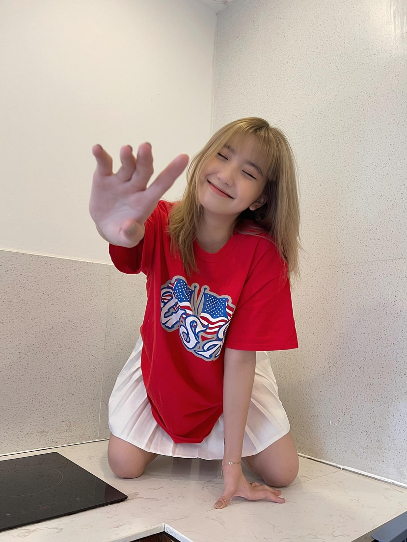 Nàng hotgirl tiktok Khánh Huyền tạo dáng nhí nhảnh trước ống kính khoe nhan sắc đầy sức sống. Ảnh FBNV Nàng hotgirl tiktok Khánh Huyền tạo dáng nhí nhảnh trước ống kính khoe nhan sắc đầy sức sống. Ảnh FBNV