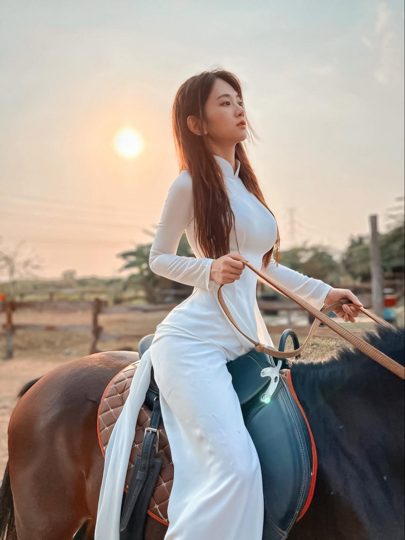 Hot Tiktoker Lê Bống và pha tạo dáng bên ngựa gây xôn xao. Ảnh FBNV Hot Tiktoker Lê Bống và pha tạo dáng bên ngựa gây xôn xao. Ảnh FBNV