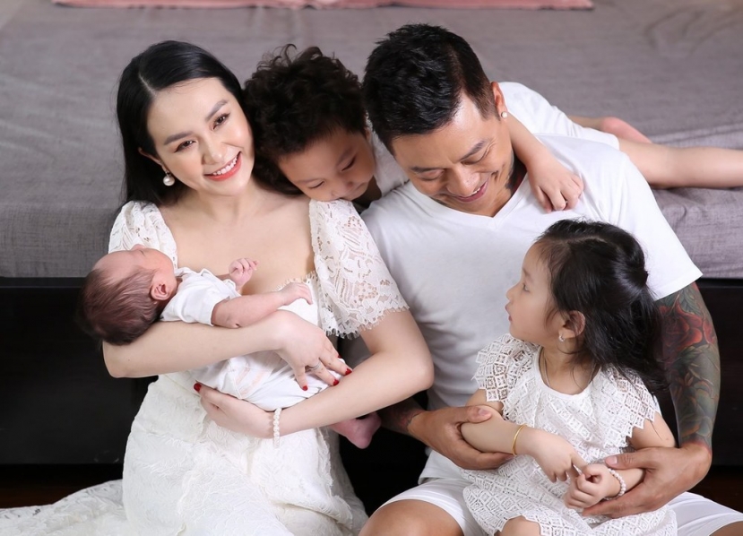 Gia đình hạnh phúc viên mãn của ca sĩ Tuấn Hưng khiến nhiều người ngưỡng mộ. Ảnh FBNV Gia đình hạnh phúc viên mãn của ca sĩ Tuấn Hưng khiến nhiều người ngưỡng mộ. Ảnh FBNV