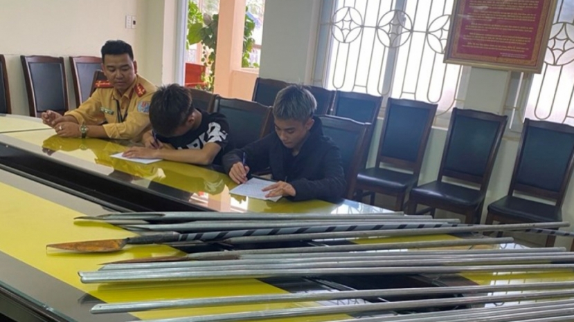 Tin tức pháp luật 24h: Mang hung khí đi giải quyết mâu thuẫn, gặp ngay cảnh sát. Ảnh VOV Tin tức pháp luật 24h: Mang hung khí đi giải quyết mâu thuẫn, gặp ngay cảnh sát. Ảnh VOV