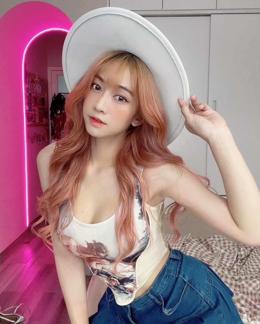 Hot Tiktoker Lê Bống còn có ý định chuyển sang làm streamer. Ảnh FBNV Hot Tiktoker Lê Bống còn có ý định chuyển sang làm streamer. Ảnh FBNV