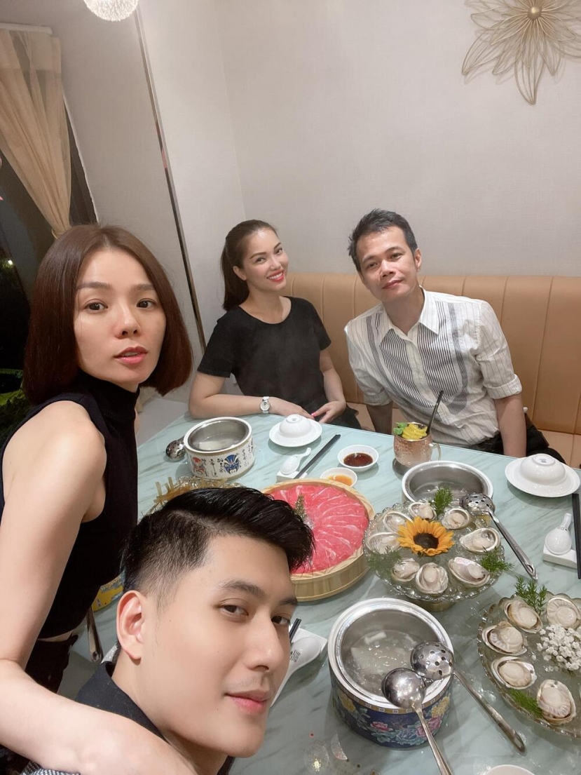 Lệ Quyên đưa tình trẻ đi ăn cùng bạn thân, cả hai dính nhau như sam. Ảnh FBNV Lệ Quyên đưa tình trẻ đi ăn cùng bạn thân, cả hai dính nhau như sam. Ảnh FBNV