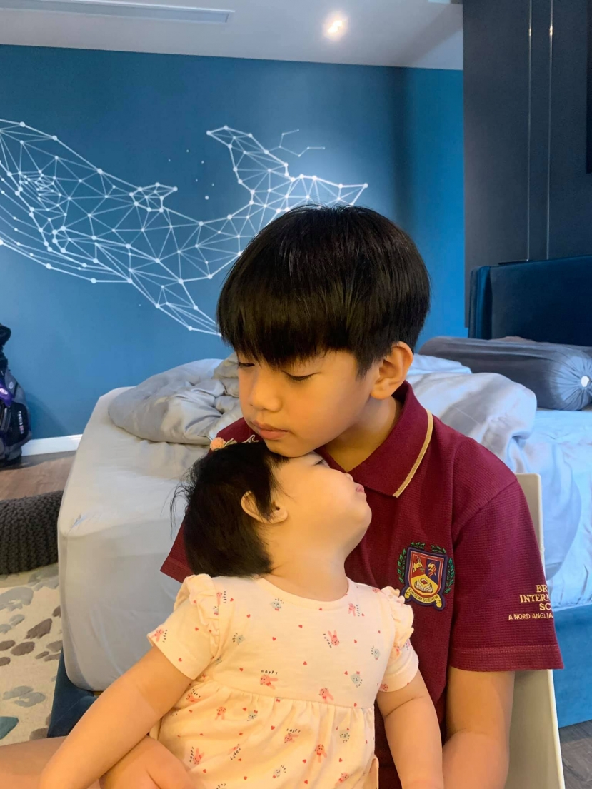 Subeo và bé Suchin quấn nhau không rời khiến Cường đô la và Đàm Thu Trang tự hào, hạnh phúc. Ảnh FBNV Subeo và bé Suchin quấn nhau không rời khiến Cường đô la và Đàm Thu Trang tự hào, hạnh phúc. Ảnh FBNV