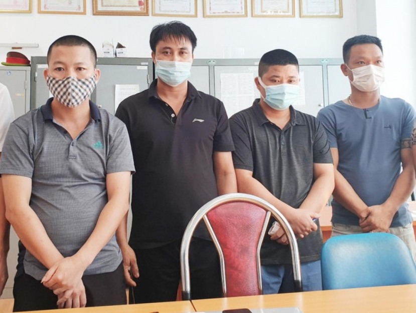 Bắt nhóm đối tượng đánh bạc dưới hình thức cá độ bóng đá. Ảnh Vov Bắt nhóm đối tượng đánh bạc dưới hình thức cá độ bóng đá. Ảnh Vov