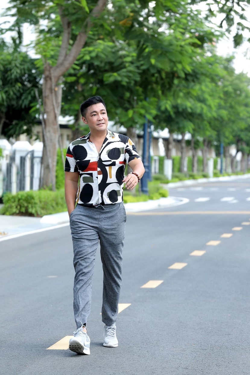 Lý Hùng của hiện tại khiến loạt người tình ngẩn ngơ, tiếc nuối dù thời hoàng kim đã lùi xa vì vẫn giữ được phong độ. Ảnh FBNV Lý Hùng của hiện tại khiến loạt người tình ngẩn ngơ, tiếc nuối dù thời hoàng kim đã lùi xa vì vẫn giữ được phong độ. Ảnh FBNV