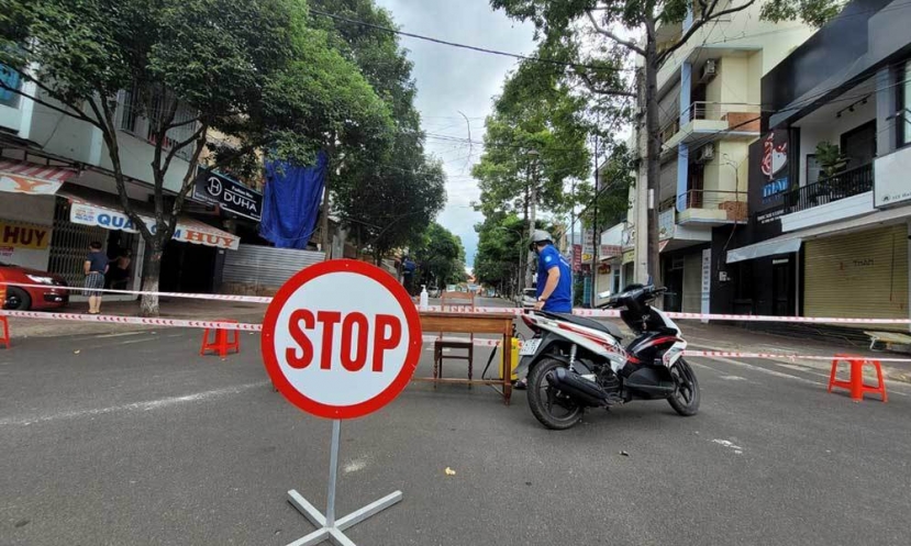 Công an vào cuộc vụ nhân viên nhà xe làm 8 người mắc Covid-19 ở Đắk Lắk. Ảnh Vietnamnet Công an vào cuộc vụ nhân viên nhà xe làm 8 người mắc Covid-19 ở Đắk Lắk. Ảnh Vietnamnet