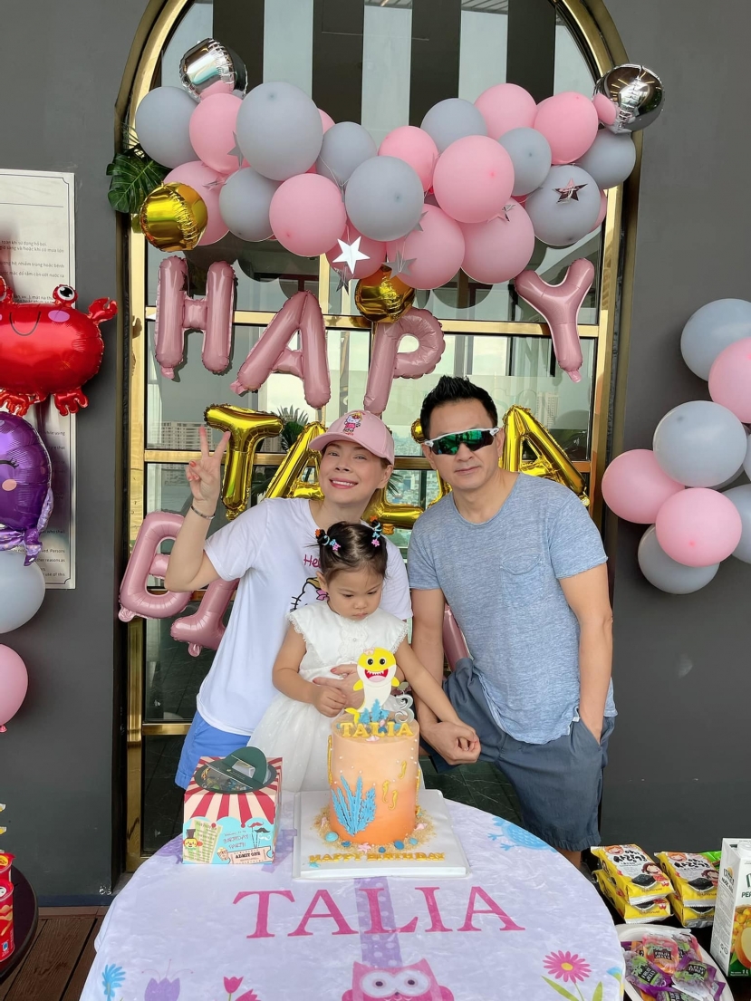 Thanh Thảo và chồng Việt kiều tổ chức sinh nhật cho con gái ở Việt Nam. Ảnh FBNV Thanh Thảo và chồng Việt kiều tổ chức sinh nhật cho con gái ở Việt Nam. Ảnh FBNV