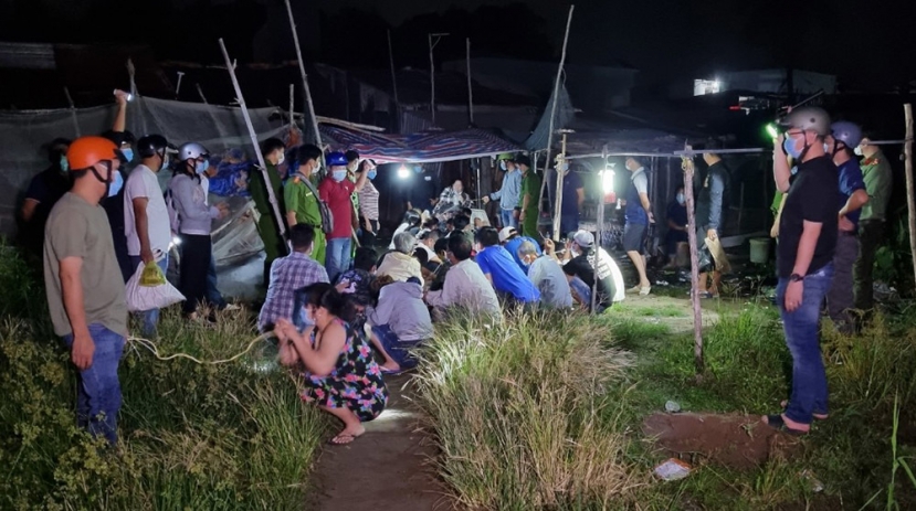 Cảnh sát đột kích bắt hàng chục nam nữ tụ tập đánh bạc ở miền Tây. Ảnh Vietnamnet Cảnh sát đột kích bắt hàng chục nam nữ tụ tập đánh bạc ở miền Tây. Ảnh Vietnamnet