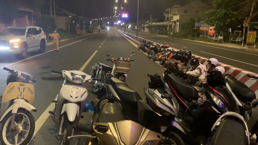 Bắt nhóm thanh niên đua xe trái phép tại Bình Thuận. Ảnh VOV Bắt nhóm thanh niên đua xe trái phép tại Bình Thuận. Ảnh VOV