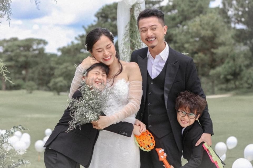 Dù bận rộn với công việc, sự nghiệp nhưng Lâm Vỹ Dạ và Hứa Minh Đạt vẫn luôn dành thời gian cho nhau, vun đắp tình cảm. Ảnh FBNV Dù bận rộn với công việc, sự nghiệp nhưng Lâm Vỹ Dạ và Hứa Minh Đạt vẫn luôn dành thời gian cho nhau, vun đắp tình cảm. Ảnh FBNV