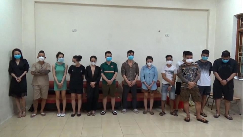 Khởi tố 5 người trong nhóm Dương Minh Tuyền bị bắt ở quán karaoke. Ảnh Vietnamnet Khởi tố 5 người trong nhóm Dương Minh Tuyền bị bắt ở quán karaoke. Ảnh Vietnamnet
