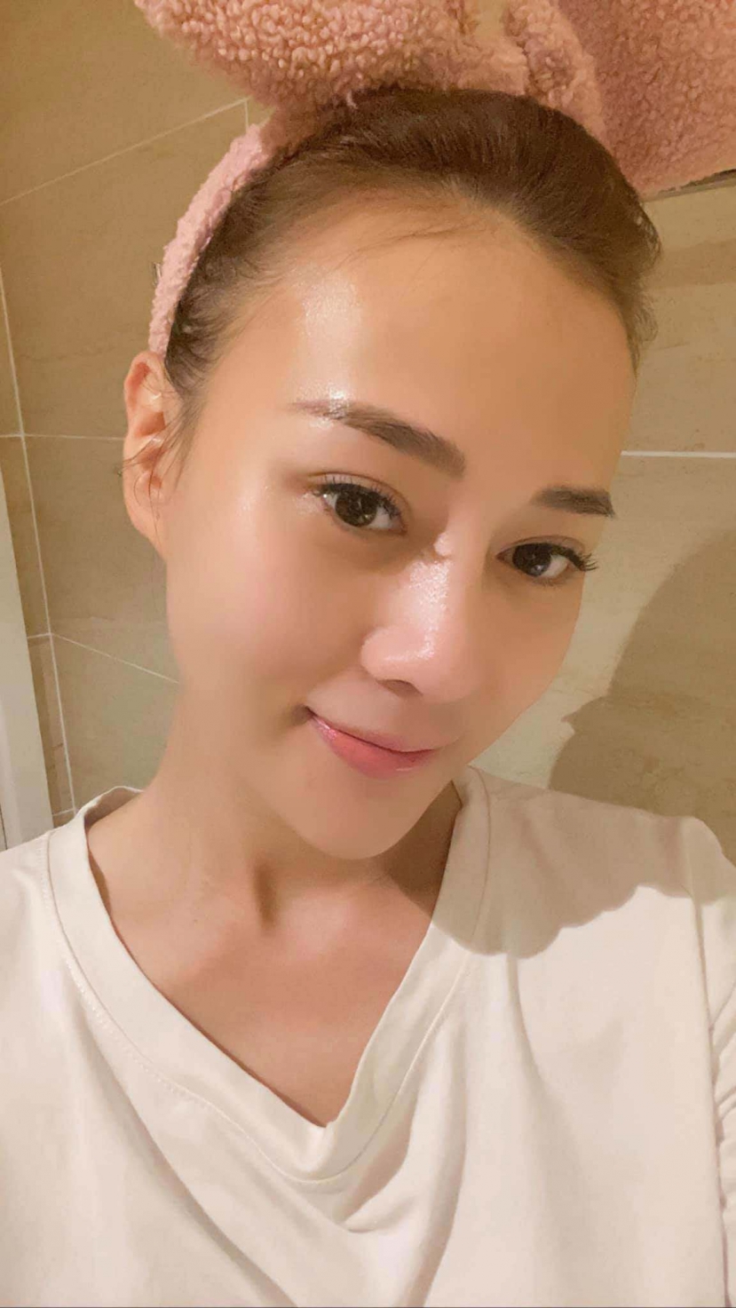 Để mặt mộc nhưng 'vợ' Mạnh Trường vẫn vô cùng xinh đẹp, rạng rỡ. Ảnh FBNV Để mặt mộc nhưng 'vợ' Mạnh Trường vẫn vô cùng xinh đẹp, rạng rỡ. Ảnh FBNV