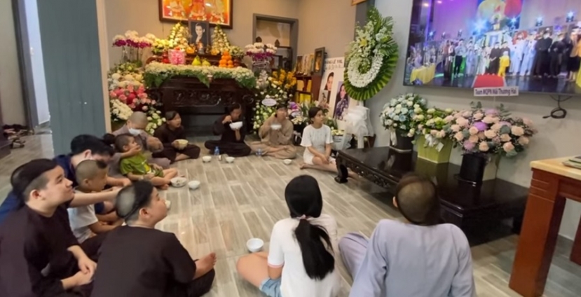 Nghẹn ngào cảnh các con nuôi của Phi Nhung bơ vơ nhớ mẹ sau lễ 49 ngày - Ảnh 1 Nghẹn ngào cảnh các con nuôi của Phi Nhung bơ vơ nhớ mẹ sau lễ 49 ngày - Ảnh 1