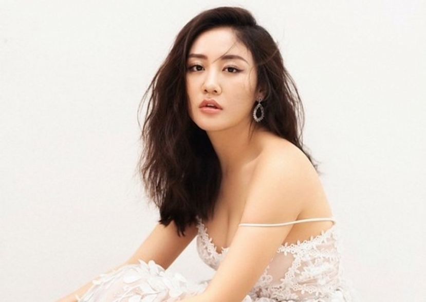 Văn Mai Hương lộ ảnh dựa vai bên trai lạ sau hơn 3 năm gặp sự cố clip tại nhà riêng - Ảnh 2 Văn Mai Hương lộ ảnh dựa vai bên trai lạ sau hơn 3 năm gặp sự cố clip tại nhà riêng - Ảnh 2