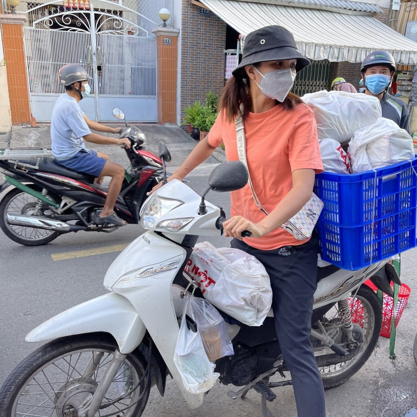Hoa hậu H'Hen Niê giản dị đi từ thiện. Ảnh internet Hoa hậu H'Hen Niê giản dị đi từ thiện. Ảnh internet