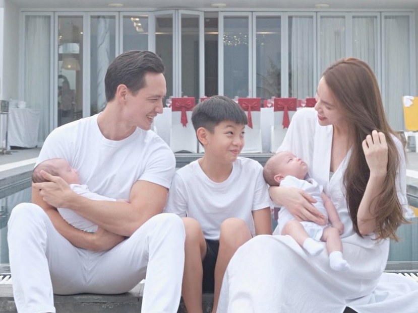 Hồ Ngọc Hà và Kim Lý bên cặp song sinh và anh hai Subeo. Sau nhiều biến cố, nữ ca sĩ đã tìm được hạnh phúc mới. Ảnh internet Hồ Ngọc Hà và Kim Lý bên cặp song sinh và anh hai Subeo. Sau nhiều biến cố, nữ ca sĩ đã tìm được hạnh phúc mới. Ảnh internet