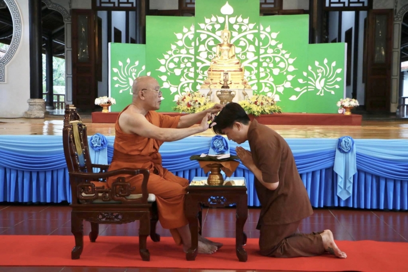 Ngoại hình gây chú ý của MC Đại Nghĩa sau 10 ngày xuất gia - Ảnh 2 Ngoại hình gây chú ý của MC Đại Nghĩa sau 10 ngày xuất gia - Ảnh 2