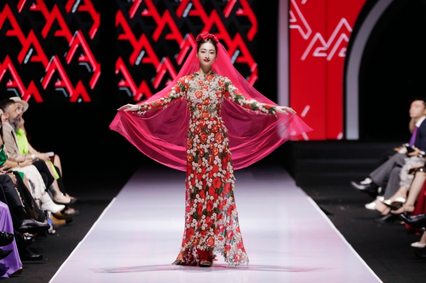Vừa bắt được hoa cưới của Đỗ Mỹ Linh, Lương Thùy Linh lộ ảnh mặc váy cưới - Ảnh 2 Vừa bắt được hoa cưới của Đỗ Mỹ Linh, Lương Thùy Linh lộ ảnh mặc váy cưới - Ảnh 2