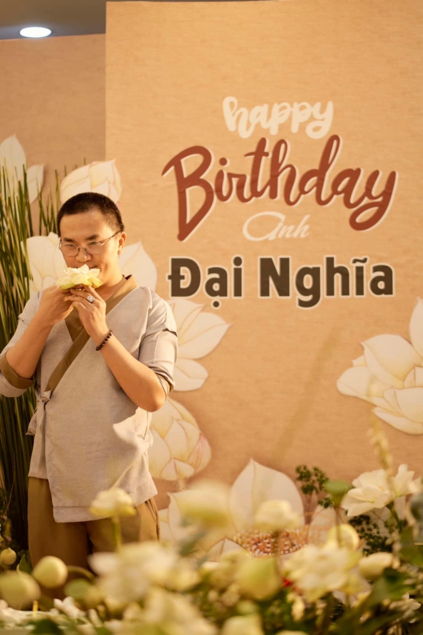 Nhật Kim Anh tổ chức sinh nhật đặc biệt từ 500 bông sen trắng dành cho Đại Nghĩa - Ảnh 1 Nhật Kim Anh tổ chức sinh nhật đặc biệt từ 500 bông sen trắng dành cho Đại Nghĩa - Ảnh 1