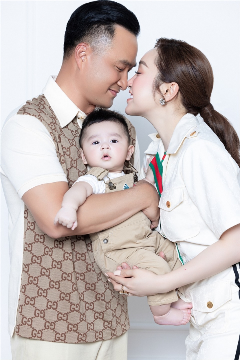 Gia đình hạnh phúc của Chi Bảo và Lý Thùy Trang. Ảnh internet Gia đình hạnh phúc của Chi Bảo và Lý Thùy Trang. Ảnh internet