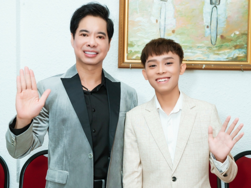 Hồ Văn Cường trưởng thành hơn dưới sự giúp đỡ của ca nhạc sĩ Ngọc Sơn. Ảnh internet Hồ Văn Cường trưởng thành hơn dưới sự giúp đỡ của ca nhạc sĩ Ngọc Sơn. Ảnh internet