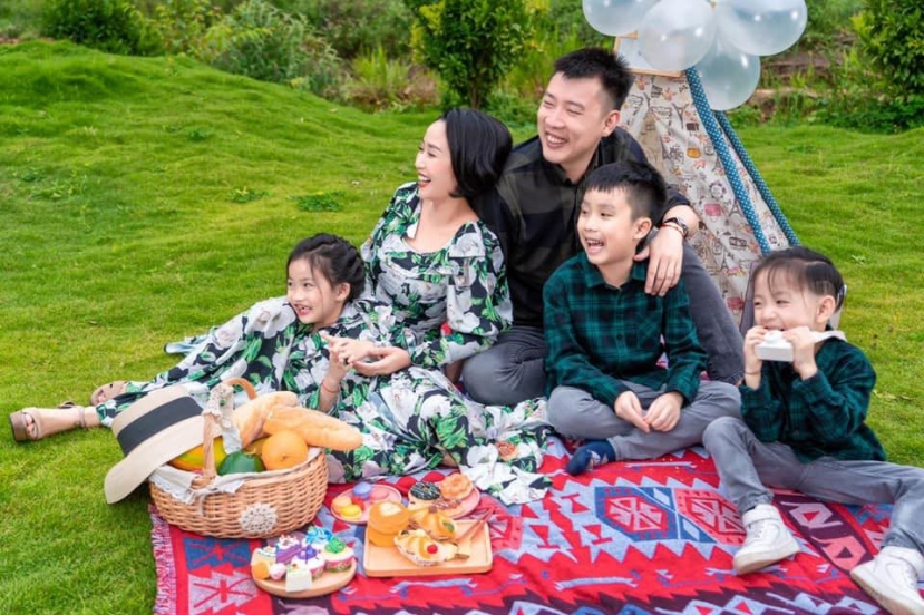 Ốc Thanh Vân và chồng đã có hơn 2 thập kỷ hạnh phúc bên nhau, cùng nhau trải qua những sóng gió hôn nhân. Ảnh internet Ốc Thanh Vân và chồng đã có hơn 2 thập kỷ hạnh phúc bên nhau, cùng nhau trải qua những sóng gió hôn nhân. Ảnh internet