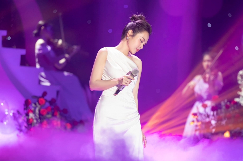 Mặc thị phi, O Sen Ngọc Mai vẫn đắt show, gu thời trang ngày càng lên đời. Ảnh internet Mặc thị phi, O Sen Ngọc Mai vẫn đắt show, gu thời trang ngày càng lên đời. Ảnh internet