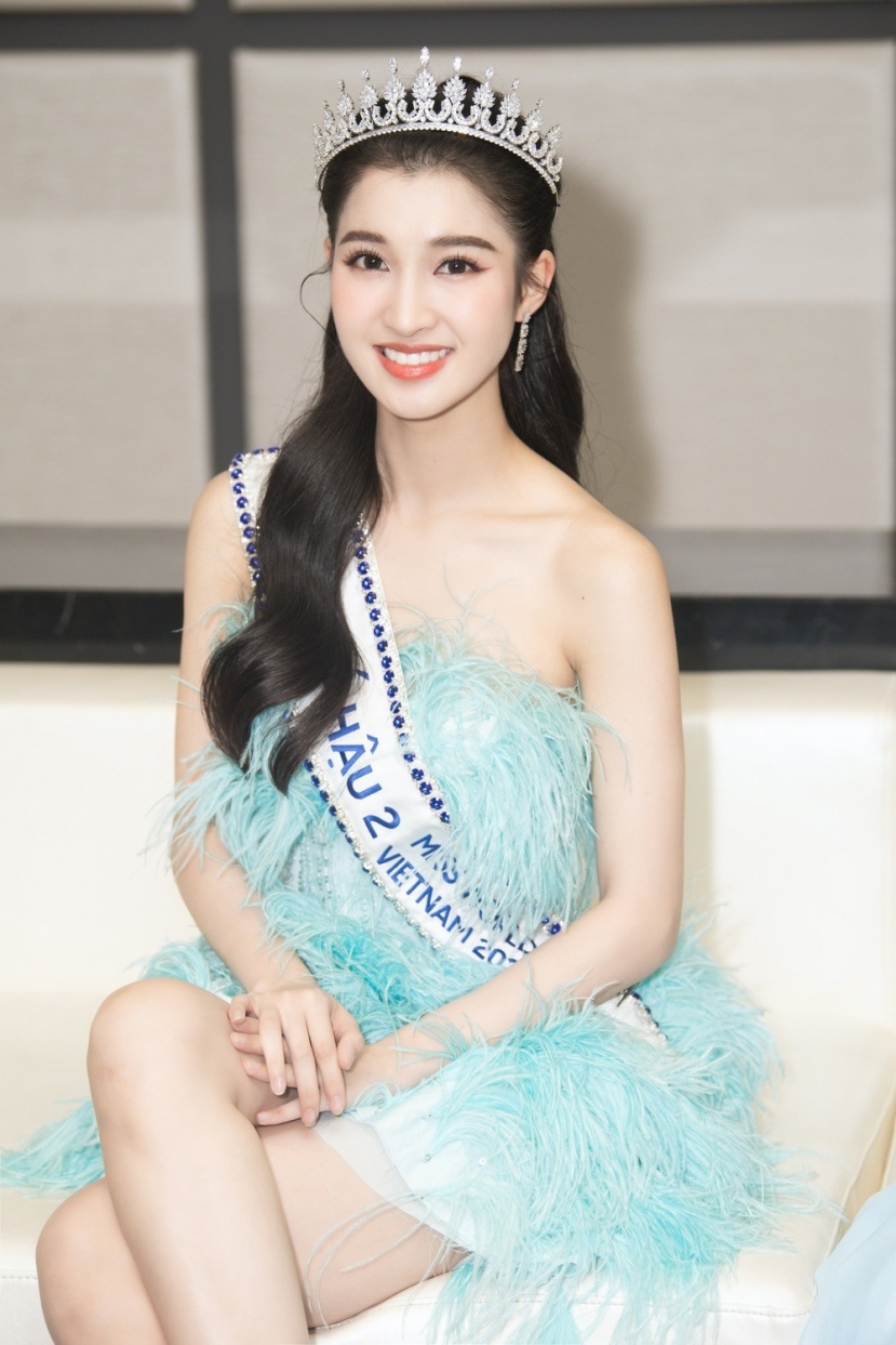Đi làm quên trang điểm, Á hậu Phương Nhi để lộ nhan sắc có như lời đồn - Ảnh 1 Đi làm quên trang điểm, Á hậu Phương Nhi để lộ nhan sắc có như lời đồn - Ảnh 1
