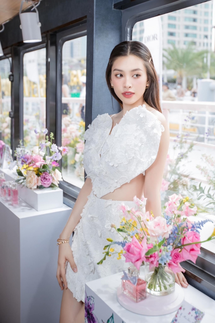 Hoa hậu Tiểu Vy đẹp như thiên thần trong bộ đồ màu trắng. Ảnh FBNV Hoa hậu Tiểu Vy đẹp như thiên thần trong bộ đồ màu trắng. Ảnh FBNV