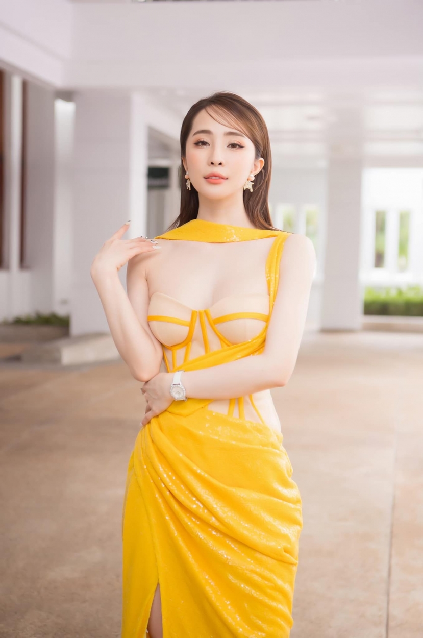 Nữ diễn viên Quỳnh Nga rất chăm chỉ diện đồ khoe vòng 1 gợi cảm. Ảnh FBNV Nữ diễn viên Quỳnh Nga rất chăm chỉ diện đồ khoe vòng 1 gợi cảm. Ảnh FBNV