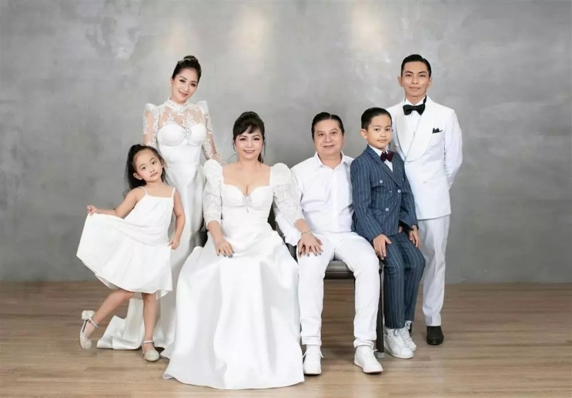 Lần hiếm hoi Phan Hiển cho cả gia đình lên sóng, nhan sắc mẹ chồng Khánh Thi gây chú ý - Ảnh 1 Lần hiếm hoi Phan Hiển cho cả gia đình lên sóng, nhan sắc mẹ chồng Khánh Thi gây chú ý - Ảnh 1