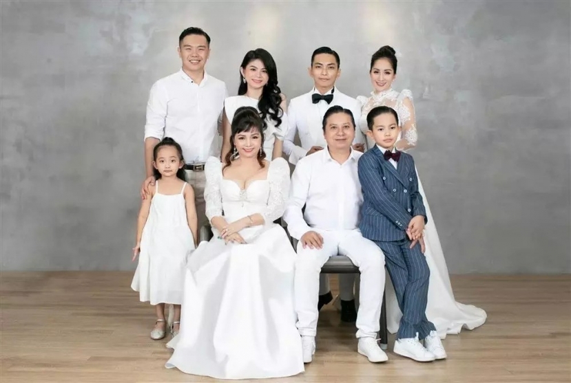 Đại gia đình đẹp đều của Phan Hiển. Ảnh internet Đại gia đình đẹp đều của Phan Hiển. Ảnh internet