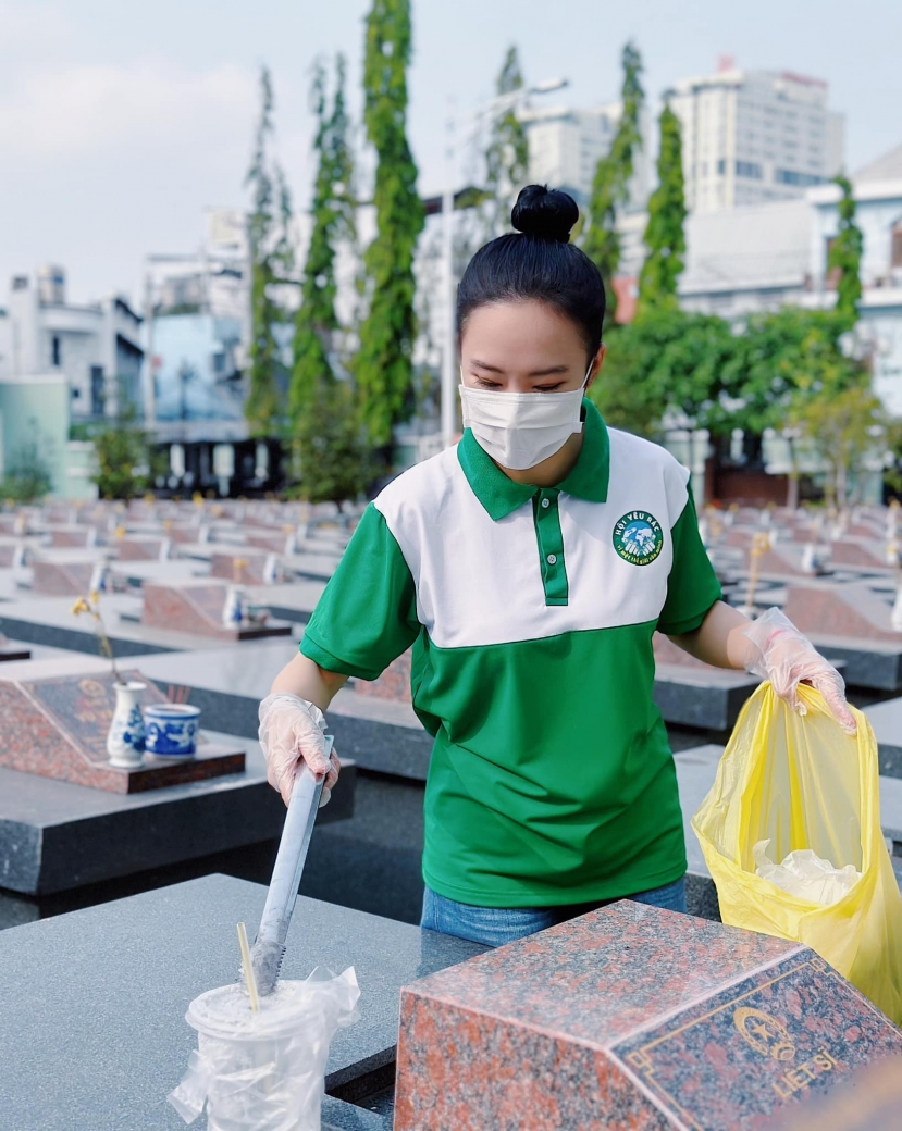 Angela Phương Trinh chung tay cùng mọi người đi nhặt rác bảo vệ môi trường. Ảnh FBNV Angela Phương Trinh chung tay cùng mọi người đi nhặt rác bảo vệ môi trường. Ảnh FBNV