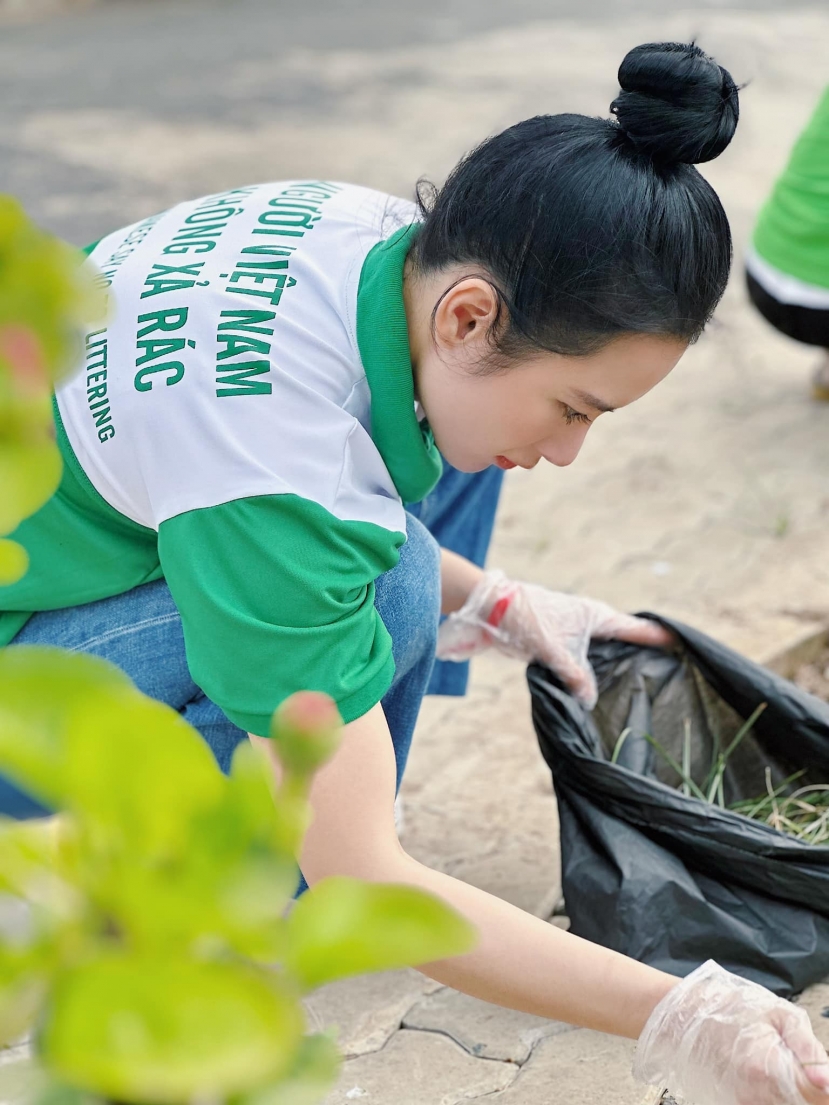 Angela Phương Trinh thường xuyên tham gia các hoạt động thiện nguyện. Ảnh FBNV Angela Phương Trinh thường xuyên tham gia các hoạt động thiện nguyện. Ảnh FBNV