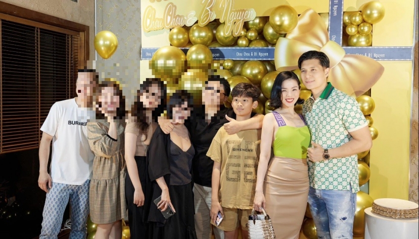 Lệ Quyên thoải mái thể hiện tình cảm bên Lâm Bảo Châu dù có quý tử bên cạnh. Ảnh FBNV Lệ Quyên thoải mái thể hiện tình cảm bên Lâm Bảo Châu dù có quý tử bên cạnh. Ảnh FBNV