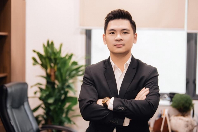 Khi ra ngoài, chồng Đỗ Mỹ Linh lại là chủ tịch đầy quyền uy. Ảnh internet Khi ra ngoài, chồng Đỗ Mỹ Linh lại là chủ tịch đầy quyền uy. Ảnh internet