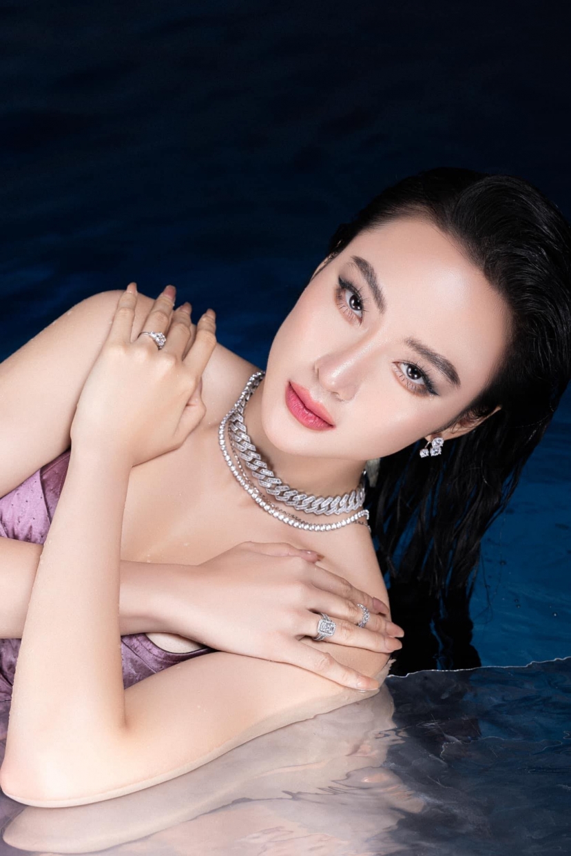 Angela Phương Trinh lọt ống kính 'team qua đường': Phát ngượng vì chiếc áo phản chủ - Ảnh 2 Angela Phương Trinh lọt ống kính 'team qua đường': Phát ngượng vì chiếc áo phản chủ - Ảnh 2
