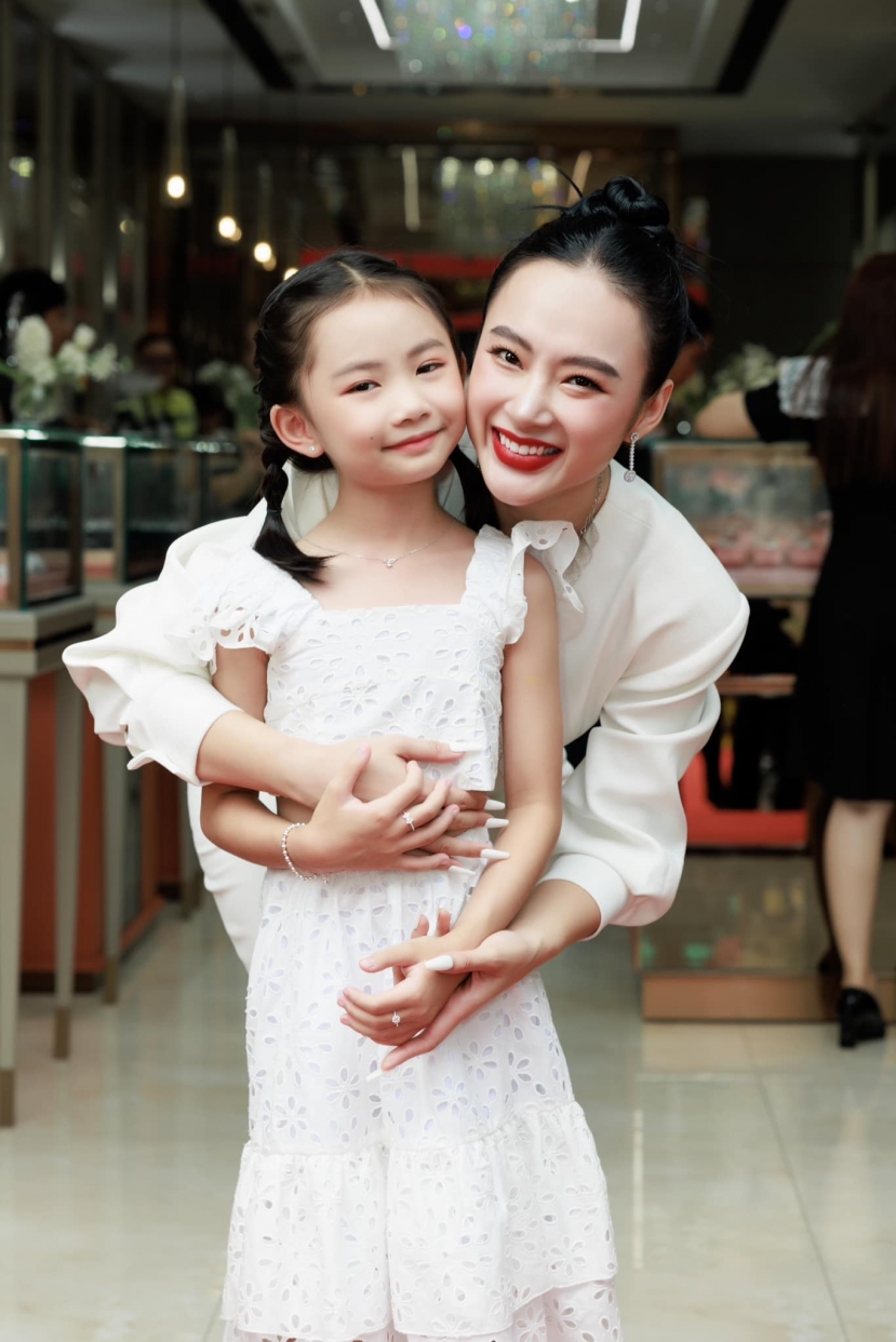 Angela Phương Trinh khoe con gái nuôi xinh xắn. Ảnh FBNV Angela Phương Trinh khoe con gái nuôi xinh xắn. Ảnh FBNV