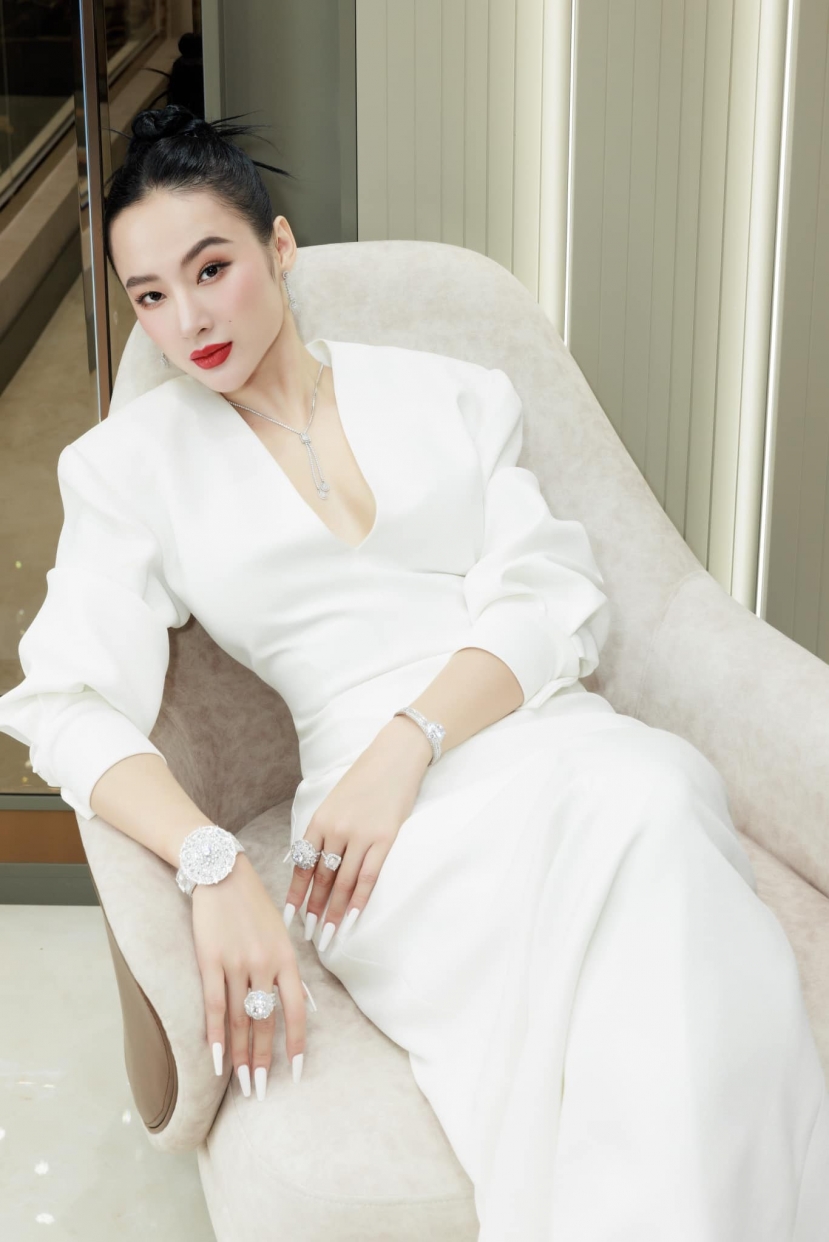 Angela Phương Trinh bất ngờ khoe có con gái nuôi sau thời gian sống khép mình - Ảnh 1 Angela Phương Trinh bất ngờ khoe có con gái nuôi sau thời gian sống khép mình - Ảnh 1