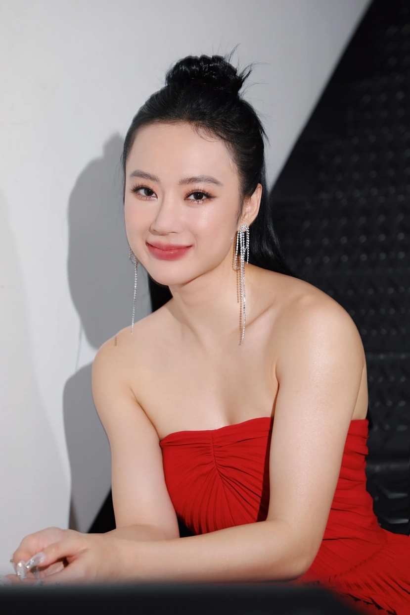 Nhan sắc ngày càng thăng hạng của Angela Phương Trinh. Ảnh FBNV Nhan sắc ngày càng thăng hạng của Angela Phương Trinh. Ảnh FBNV