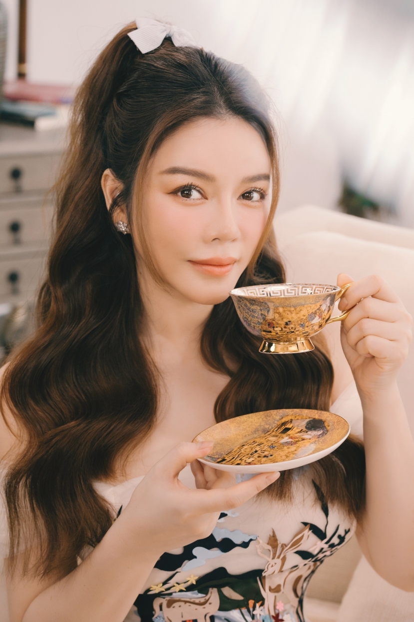 'Bà trùm' kim cương Lý Nhã Kỳ khiến CDM xuýt xoa trước nhan sắc lão hóa ngược - Ảnh 2 'Bà trùm' kim cương Lý Nhã Kỳ khiến CDM xuýt xoa trước nhan sắc lão hóa ngược - Ảnh 2