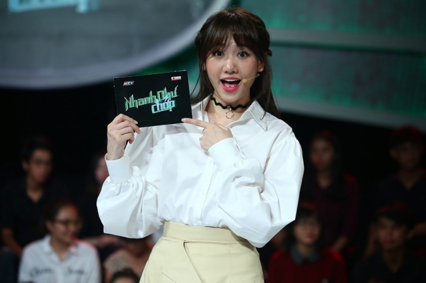 Hari Won nhiều lần gây tranh cãi vì vì phát âm chưa chuẩn vẫn làm MC. Ảnh internet Hari Won nhiều lần gây tranh cãi vì vì phát âm chưa chuẩn vẫn làm MC. Ảnh internet