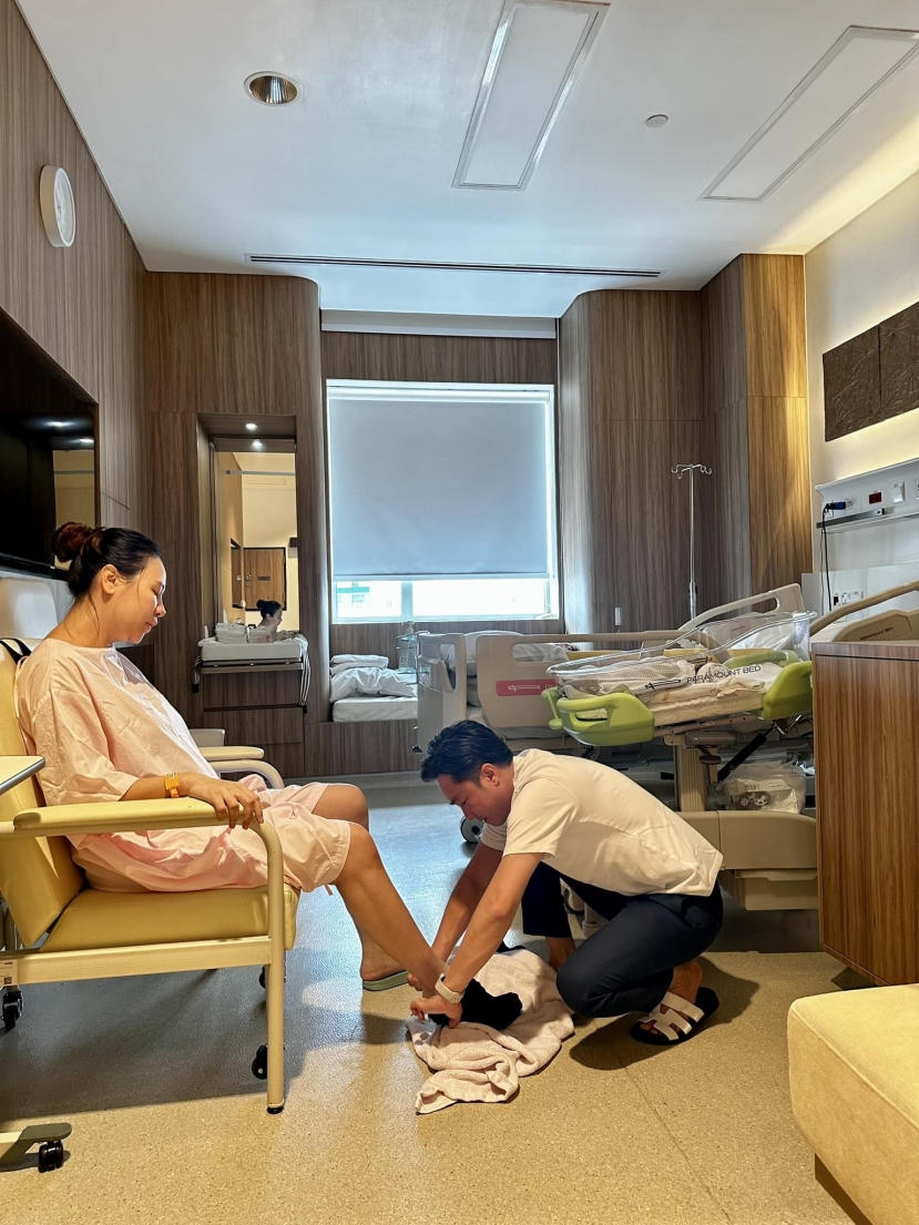Cường đô la chăm sóc Đàm Thu Trang sau sinh. Ảnh FBNV Cường đô la chăm sóc Đàm Thu Trang sau sinh. Ảnh FBNV