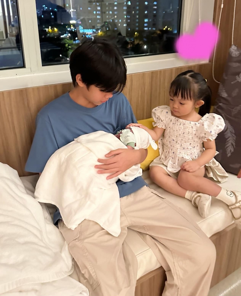 Ba nhóc tì đáng yêu của Cường đô la. Ảnh FBNV Ba nhóc tì đáng yêu của Cường đô la. Ảnh FBNV