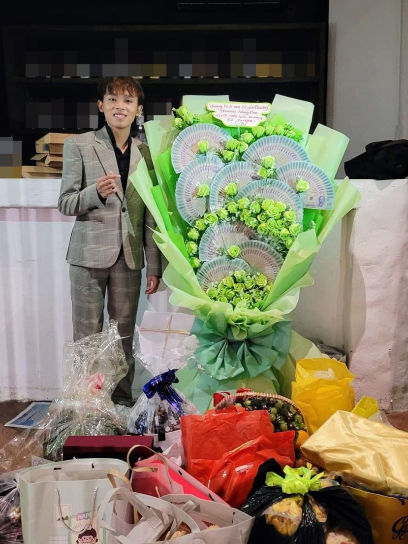 Bó hoa bằng tiền với giá trị 1120 triệu đồng fan tặng Hồ Văn Cường. Ảnh internet Bó hoa bằng tiền với giá trị 1120 triệu đồng fan tặng Hồ Văn Cường. Ảnh internet